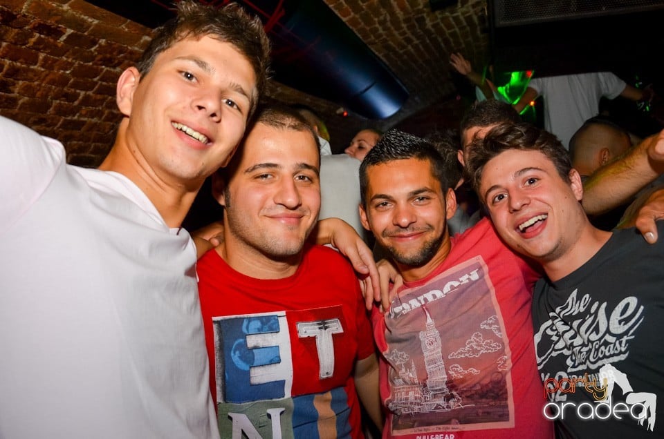 Party all night long în Club Escape, 