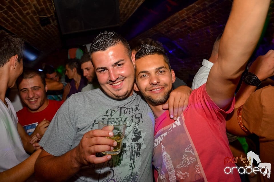 Party all night long în Club Escape, 