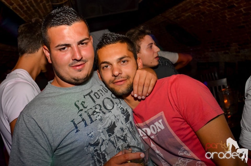 Party all night long în Club Escape, 