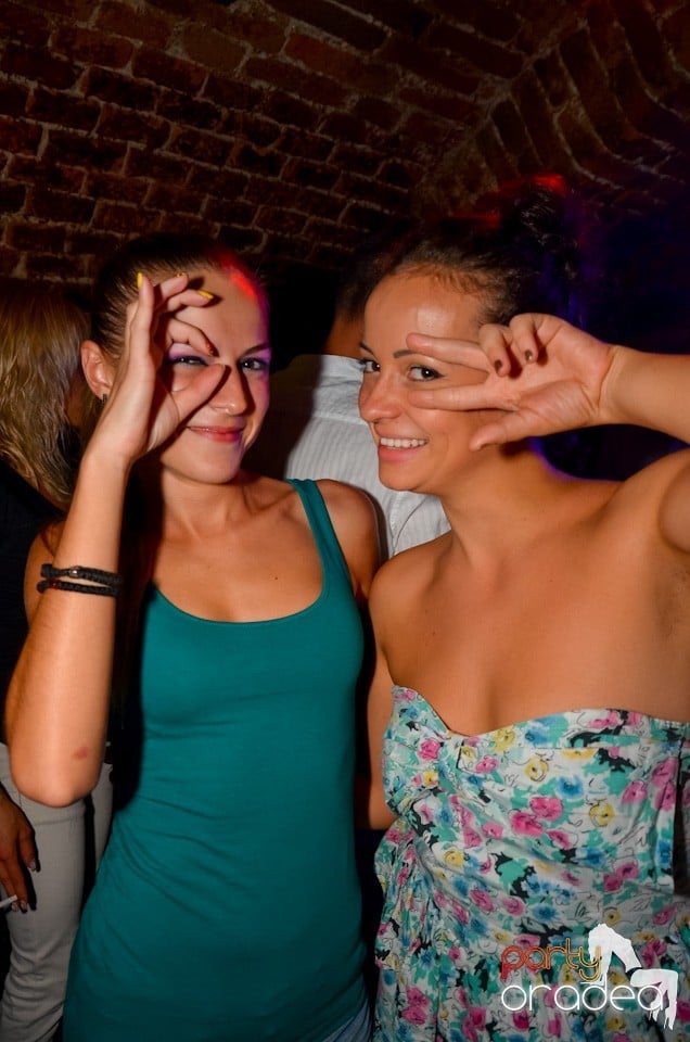 Party all night long în Club Escape, 