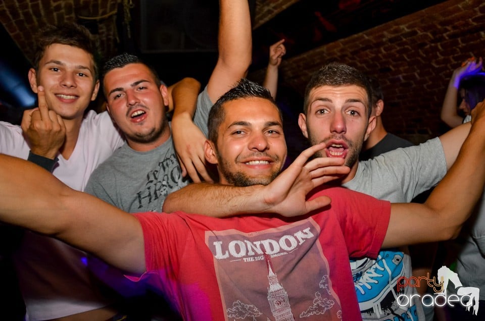 Party all night long în Club Escape, 