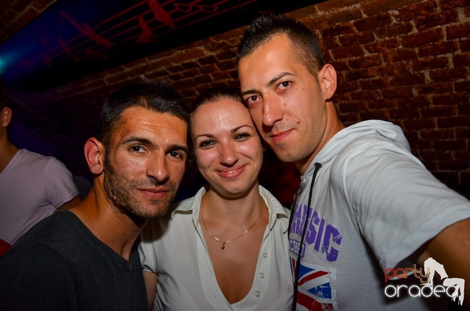 Party all night long în Club Escape, 