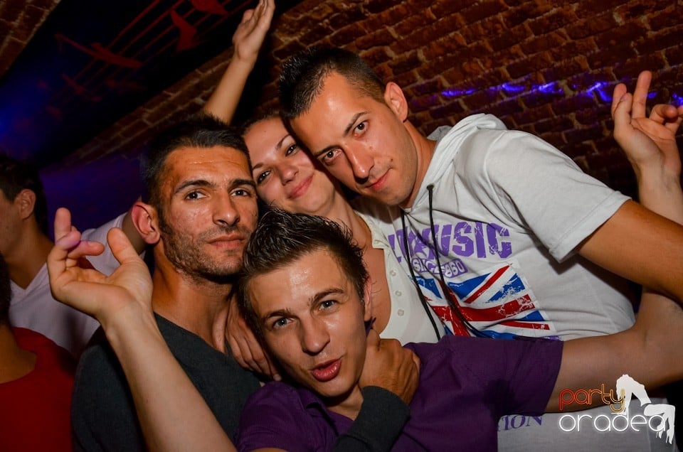 Party all night long în Club Escape, 