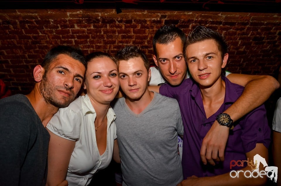 Party all night long în Club Escape, 