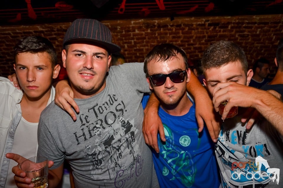 Party all night long în Club Escape, 