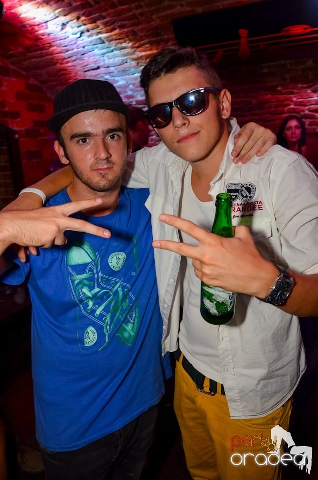 Party all night long în Club Escape, 