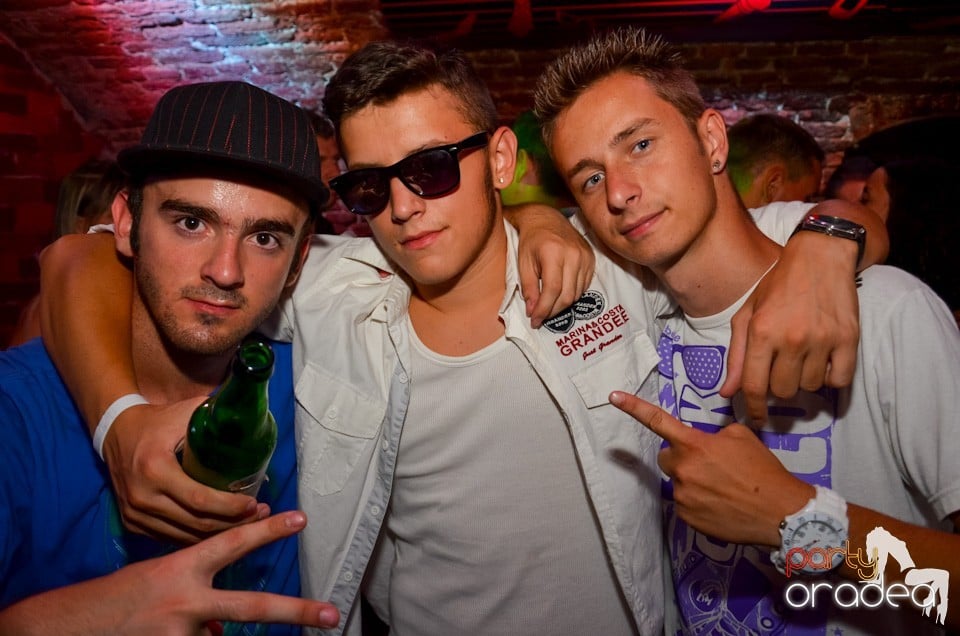 Party all night long în Club Escape, 