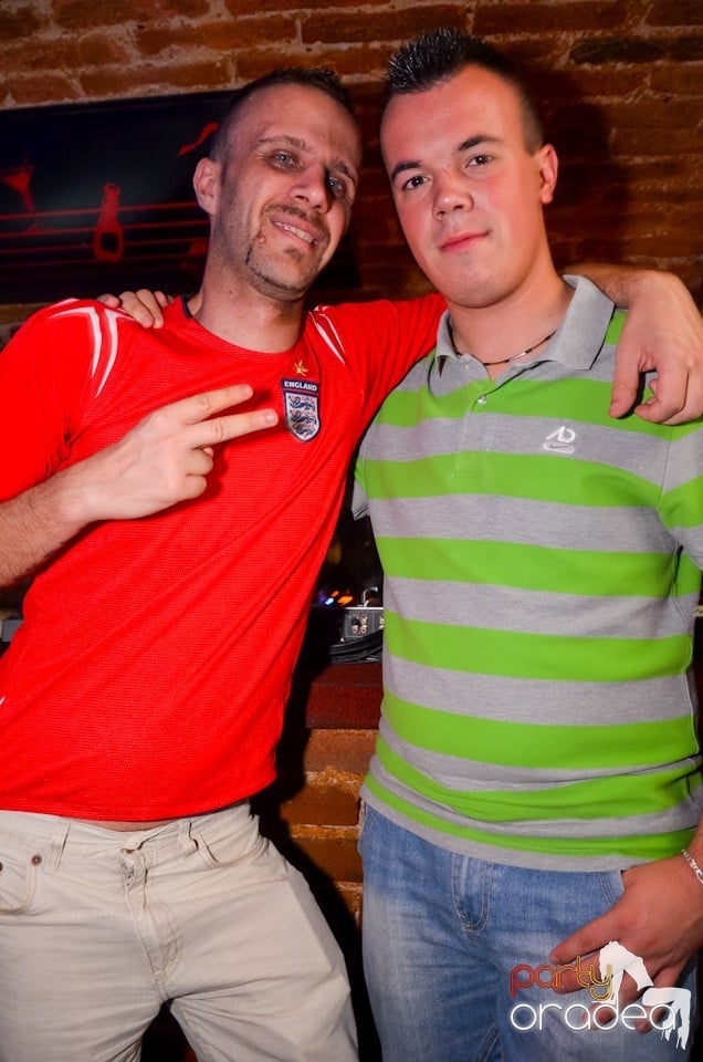 Party all night long în Club Escape, 