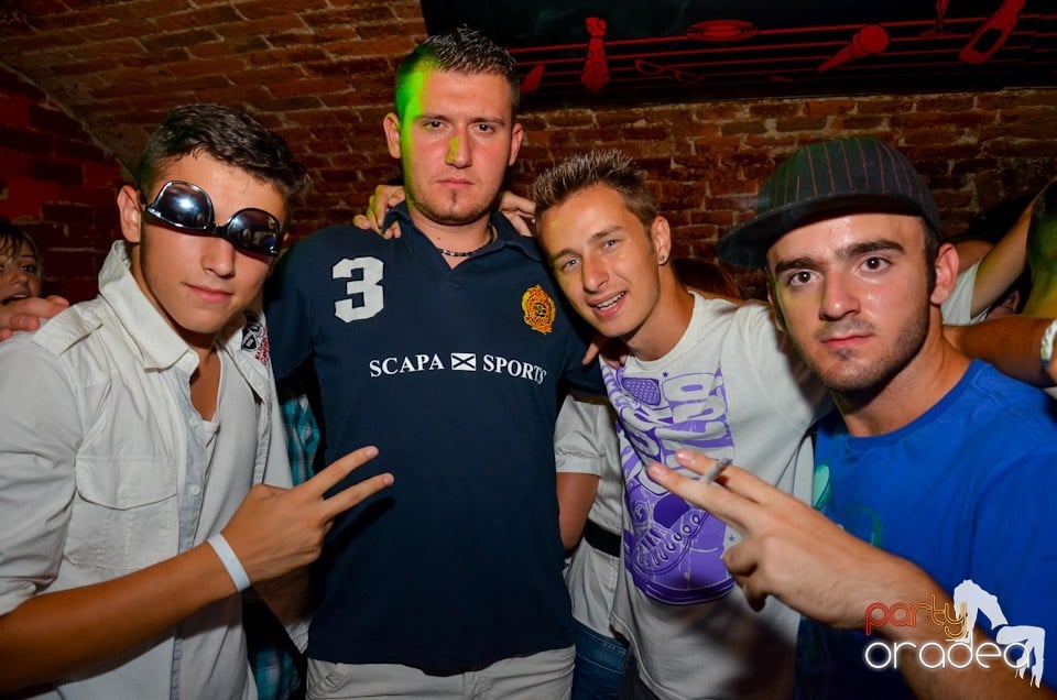 Party all night long în Club Escape, 