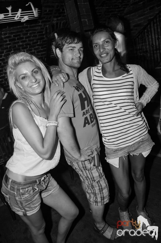 Party all night long în Club Escape, 