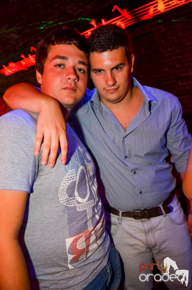 Party all night long în Club Escape, 