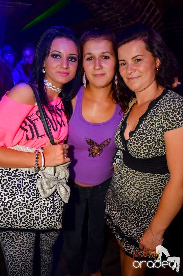 Party all night long în Club Escape, 