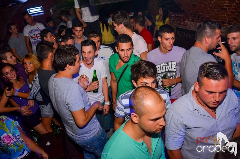 Party all night long în Club Escape, 