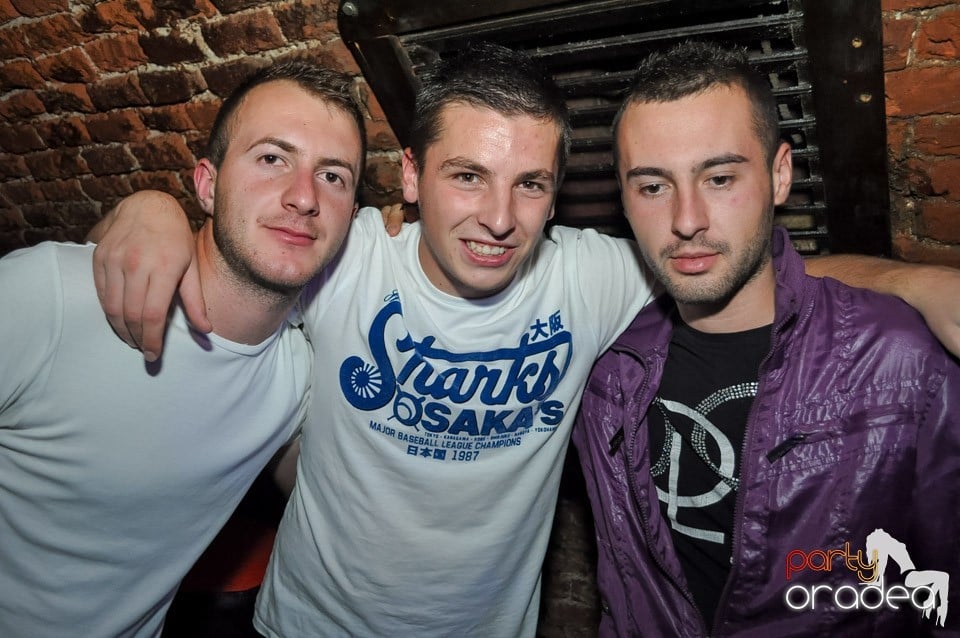 Party cu Caveman in the mix!, 