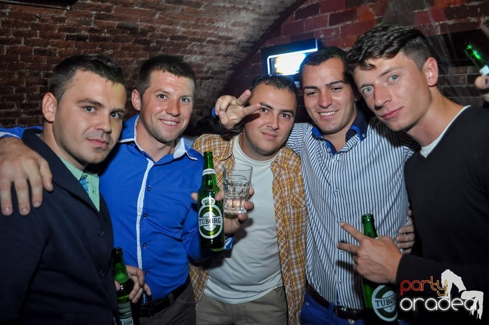 Party cu Caveman in the mix!, 