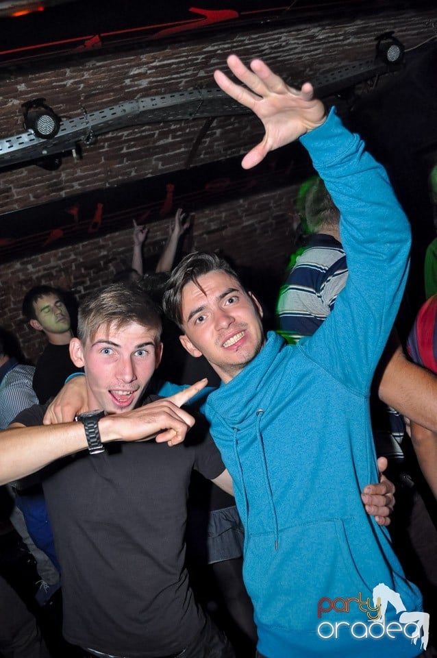 Party cu Caveman in the mix!, 