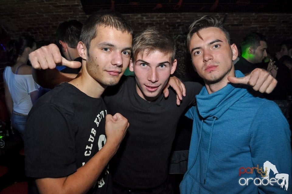 Party cu Caveman in the mix!, 