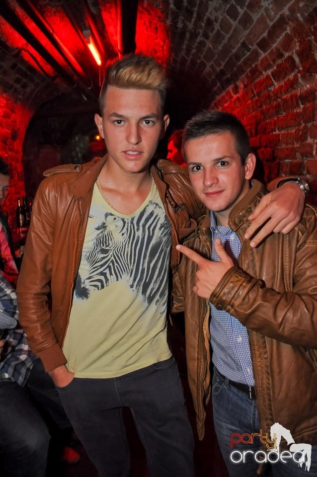 Party cu Caveman in the mix!, 