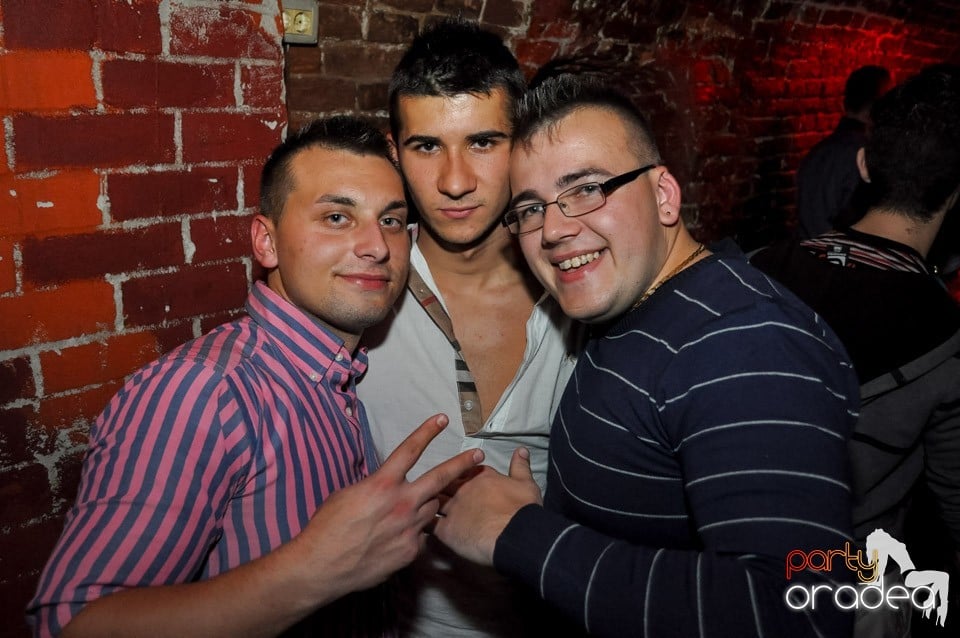 Party cu Caveman in the mix!, 