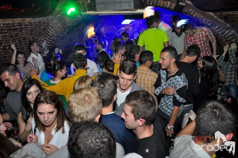 Party cu Caveman in the mix!, 