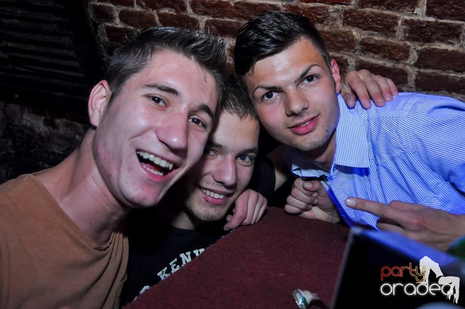 Party cu Caveman in the mix!, 