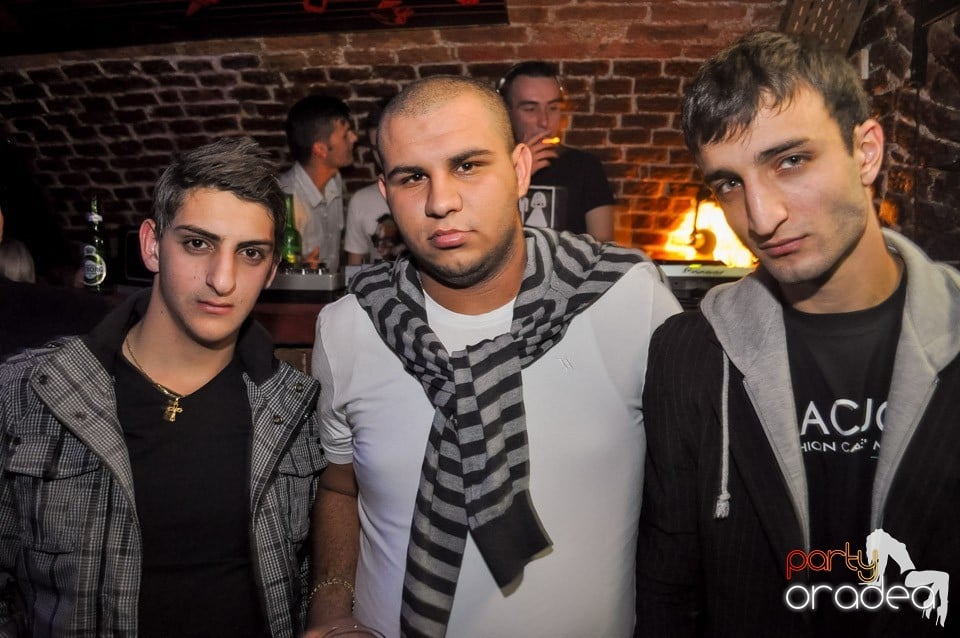 Party cu Caveman in the mix!, 