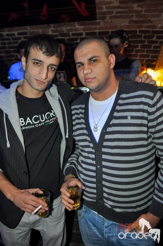 Party cu Caveman in the mix!, 