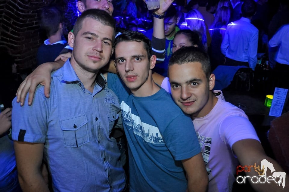 Party cu Caveman in the mix!, 