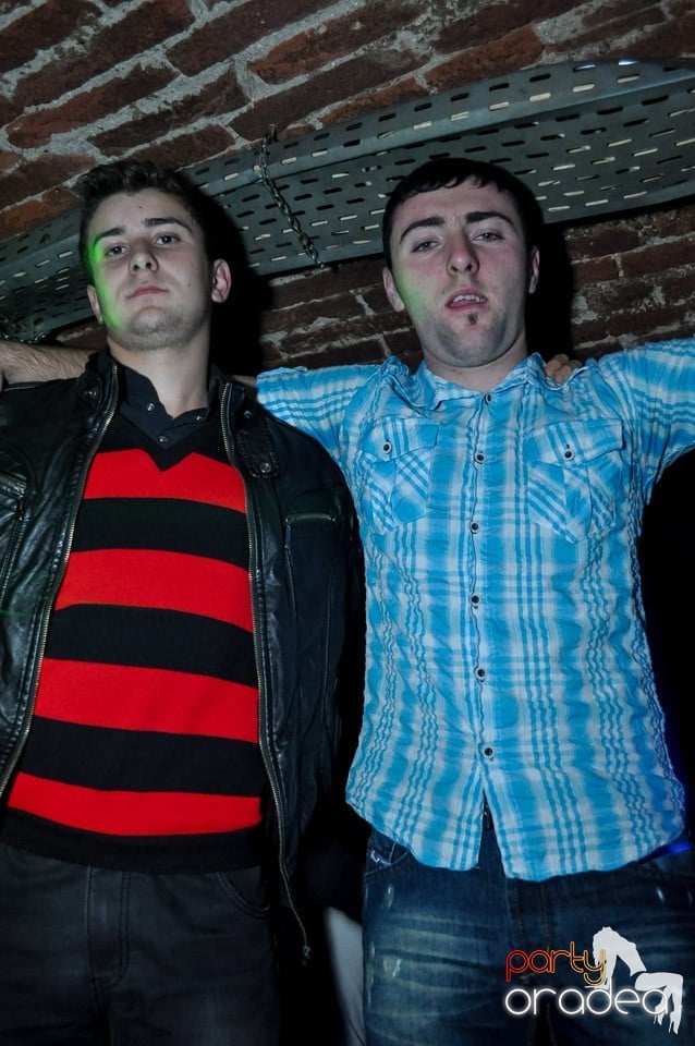 Party cu Caveman in the mix!, 