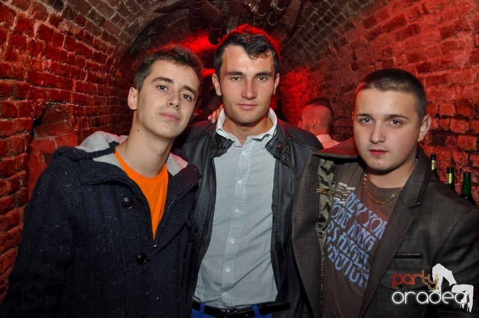 Party cu Caveman in the mix!, 