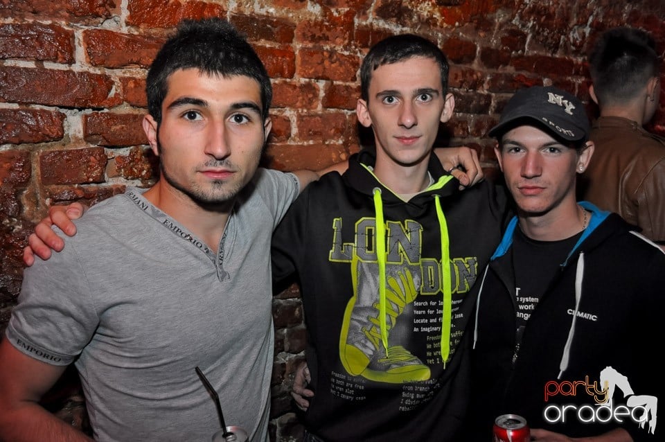 Party cu Caveman in the mix!, 