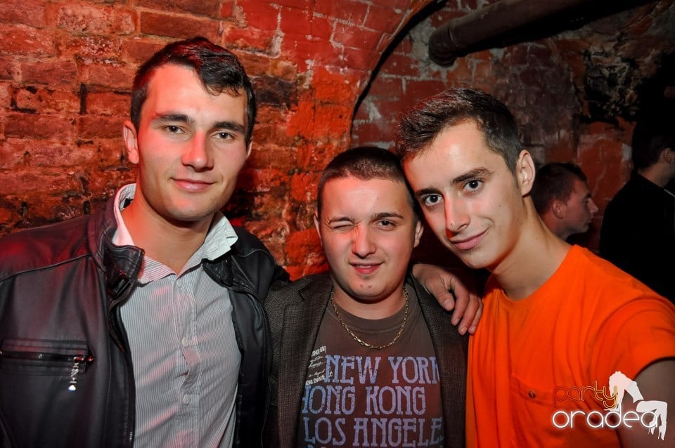 Party cu Caveman in the mix!, 