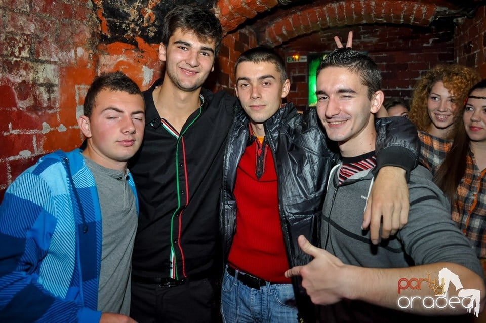 Party cu Caveman in the mix!, 