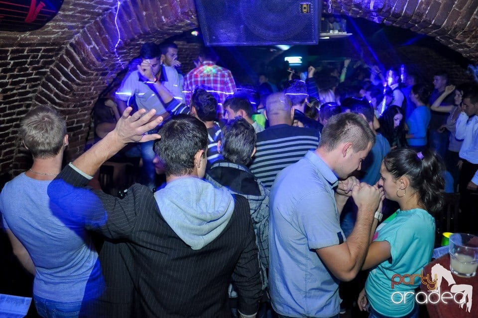 Party cu Caveman in the mix!, 