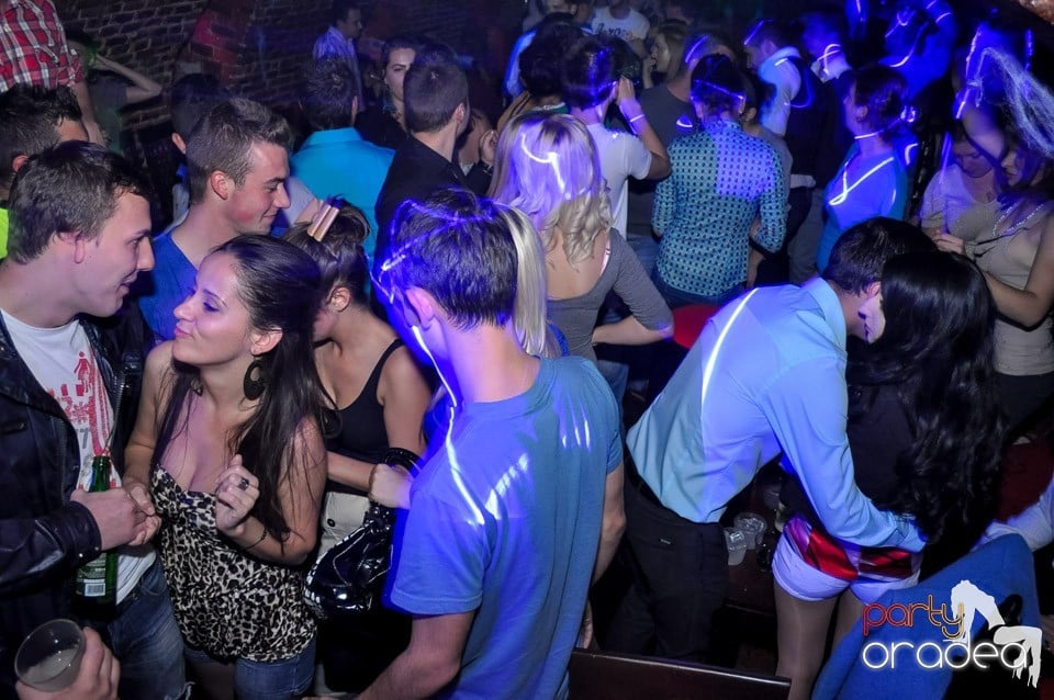 Party cu Caveman in the mix!, 