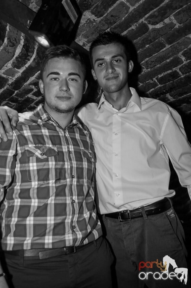 Party cu Caveman in the mix!, 