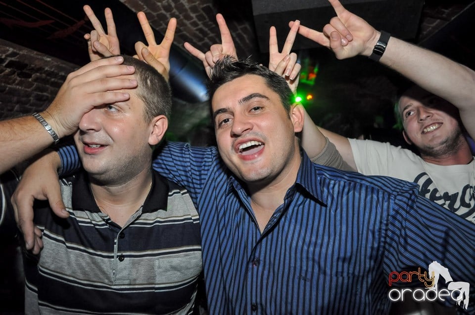 Party cu Caveman in the mix!, 