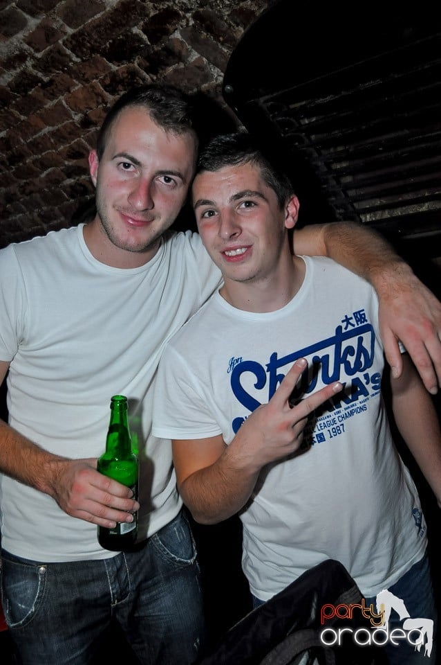 Party cu Caveman in the mix!, 