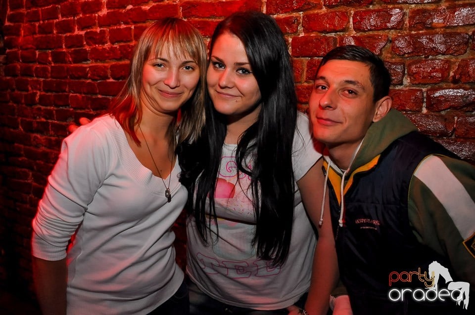 Party cu Promoţii în Club Escape, 