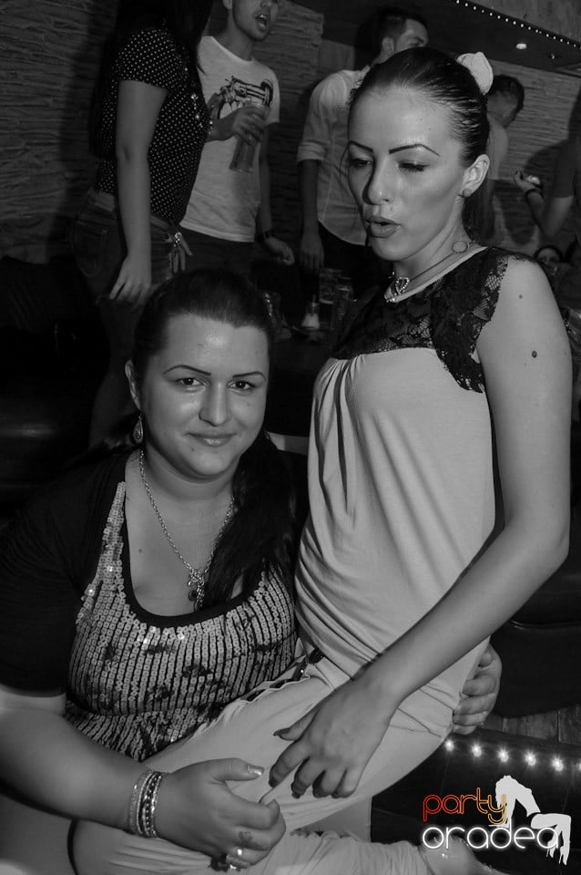 Party hard în Club Downtown, 