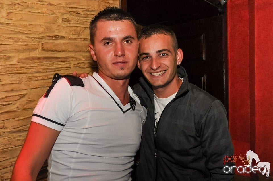 Party hard în Club Downtown, 