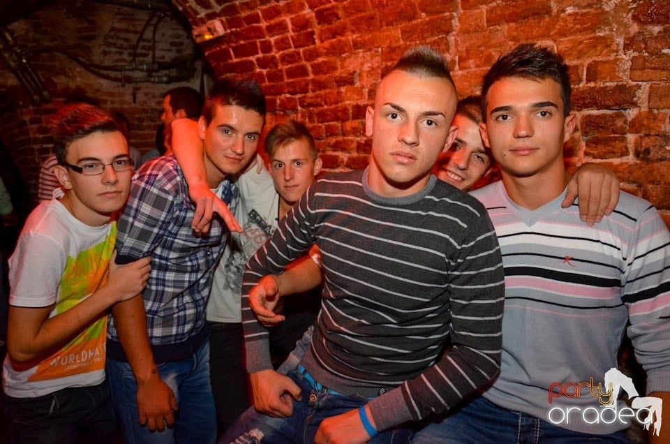 Party în Club Escape, sâmbătă noaptea, 