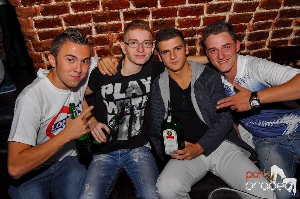 Party în Club Escape, sâmbătă noaptea, 