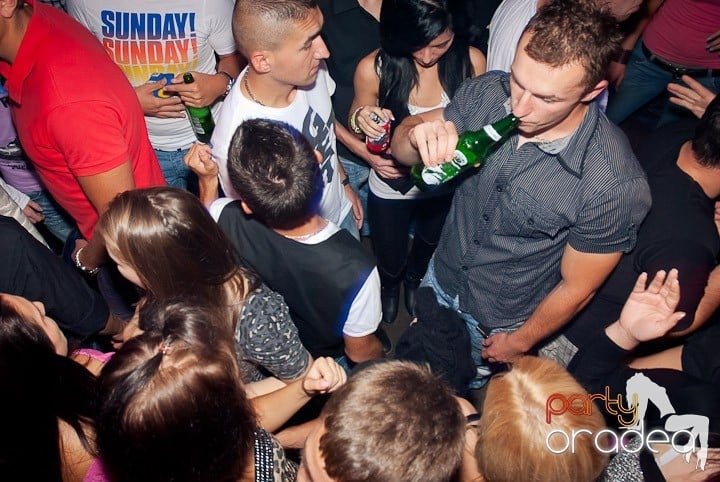 Party time în Club Escape, 