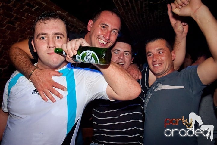 Party time în Club Escape, 