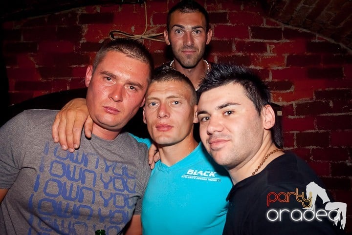 Party time în Club Escape, 