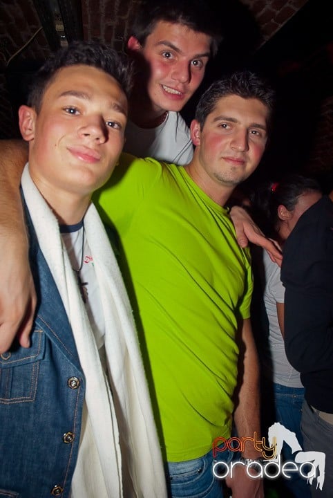 Party time în Club Escape, 
