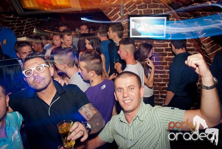 Party time în Club Escape, 