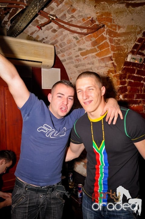 Party vineri în Club Escape, 