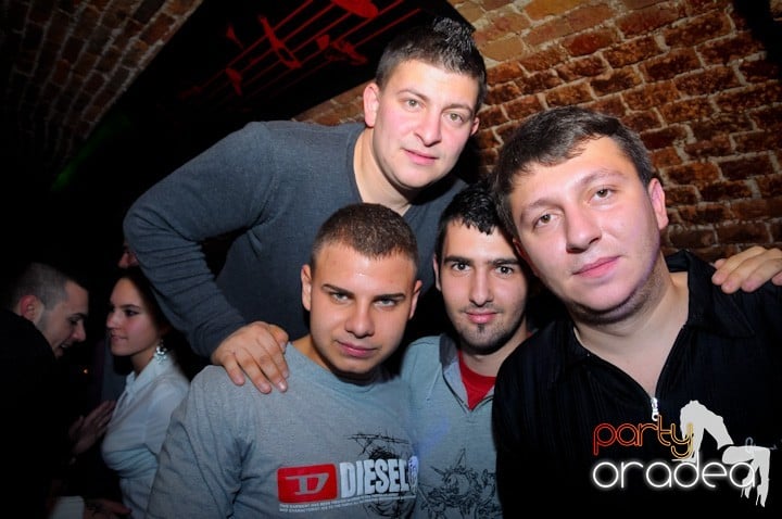 Party vineri în Club Escape, 